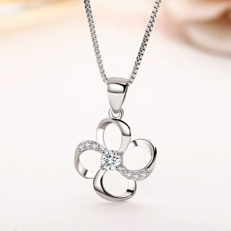 Lucky Four Leaf Clover Necklace 925 Silver Diamond Pendant Vibrato Simple Fashion Necklace Gift