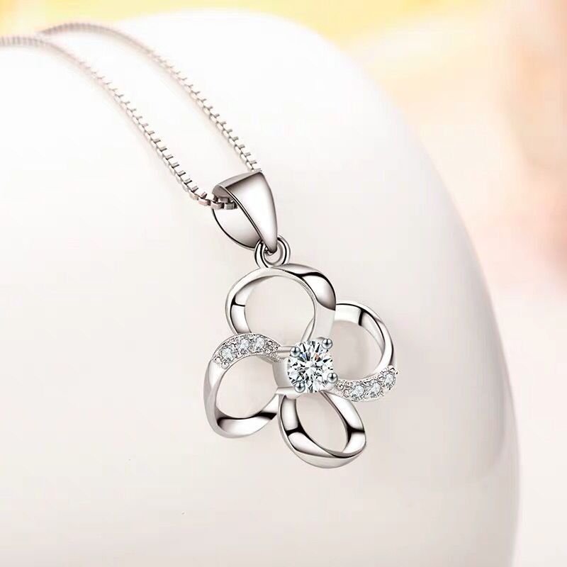 Lucky Four Leaf Clover Necklace 925 Silver Diamond Pendant Vibrato Simple Fashion Necklace Gift