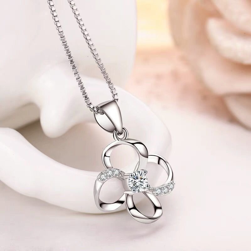 Lucky Four Leaf Clover Necklace 925 Silver Diamond Pendant Vibrato Simple Fashion Necklace Gift