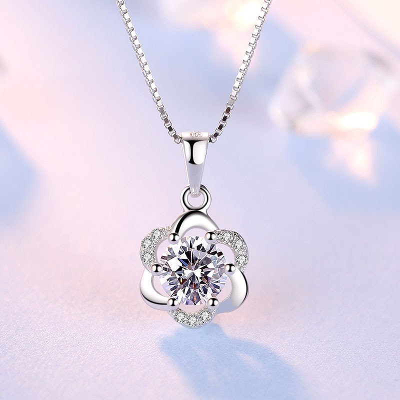 Plum Blossom Micro Diamond Pendant Clavicle Chain Fashion Simple Pendant Pendant Flash Diamond Silver Accessories Gift