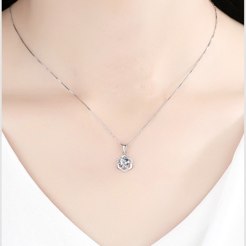 Plum Blossom Micro Diamond Pendant Clavicle Chain Fashion Simple Pendant Pendant Flash Diamond Silver Accessories Gift